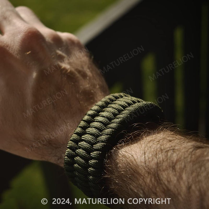 Maturelion Paracord Bracelet with Bow Shackle for Camping and Emergency